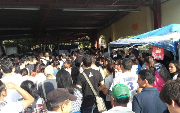 Cerca de 600 estudiantes permanecen en las afueras de la Una-vs por la toma del reciento.