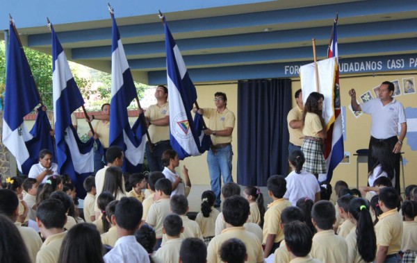 Bilingües no se quedan atrás y forman parte de las fiestas patrias