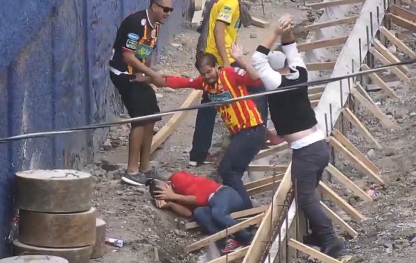 Graban cruel ataque a aficionado de fútbol en Costa Rica