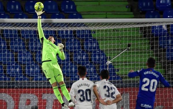 Courtois salva al Real Madrid que se complica en la Liga Española