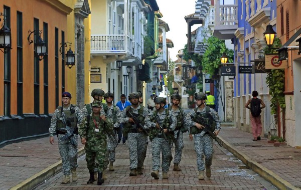 La paz de Colombia inicia con homenaje de Santos a los militares