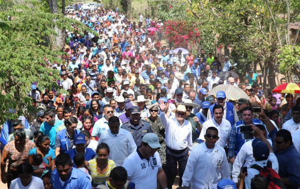 Presidente de Honduras supervisa proyecto para familias pobres de Santa Bárbara