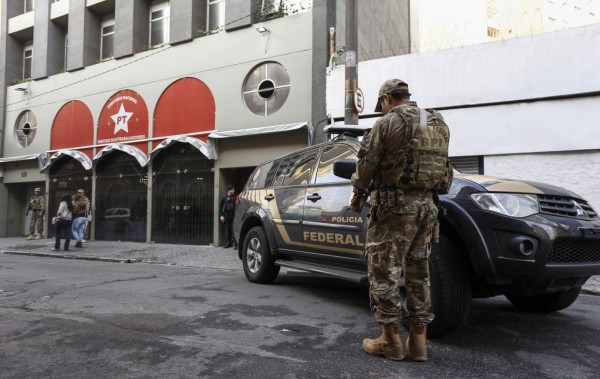 Allanan sede del PT en Brasil y detienen a exministro de Rousseff