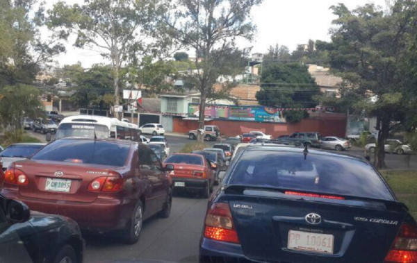 Conductores capitalinos se quejan por trabajos del Trans-450 en Honduras