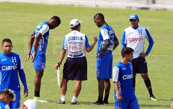 Jorge Luis Pinto reunió a Maynor Figueroa y Brayan Beckeles antes de último entrenamiento