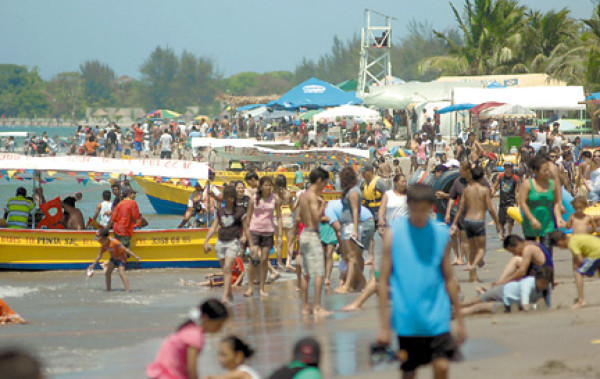 Extranjeros y catrachos se refrescaron en Tela