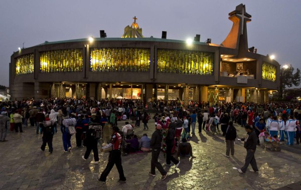Mexicanos le rinden tributo a la virgen de Guadalupe