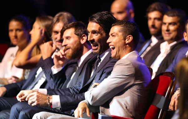 VIDEO: Así felicitó Messi a Cristiano Ronaldo tras ganar premio en la UEFA