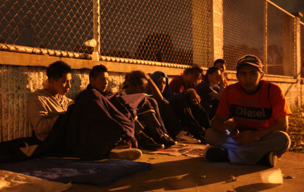 Dormir en aceras, el martirio por un empleo en Honduras