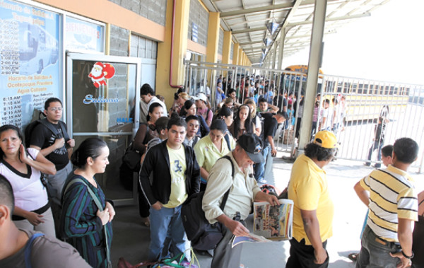 Unos 200,000 viajeros han salido al día de terminal