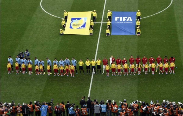 Luis Suárez resucita a Uruguay y lanza a la lona a Inglaterra