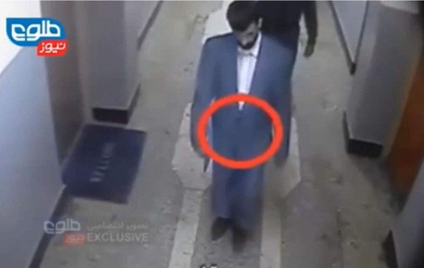 En la gráfica al atacante suicida que detonó una bomba en las instalaciones militares en Kabul, Afganistán. Foto cortesía del canal Tolo News.