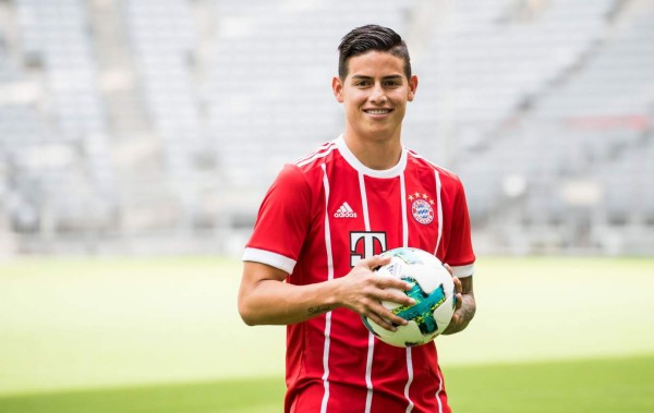 JAM45 MÚNICH (ALEMANIA).- El centrocampista colombiano James Rodríguez posa para los fotógrafos durante su presentación como nuevo futbolista del Bayern de Munich, en Múnich, Alemania, hoy, 12 de julio de 2017. James Rodríguez, internacional colombiano del Real Madrid, jugará las próximas dos temporadas cedido en el Bayern de Munich, anunció ayer el Real Madrid. EFE/Lukas Barth