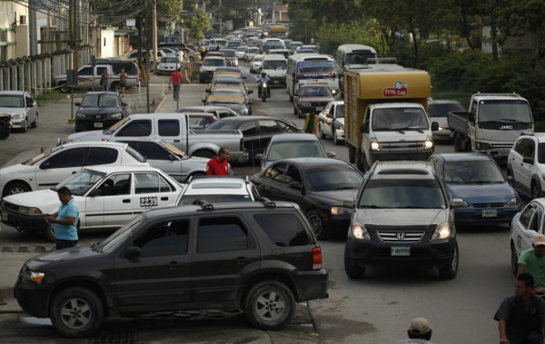 Conductores sampedranos atorados en infernal caos vehicular