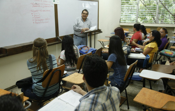 Un 65% ha bajado la matrícula en Derecho