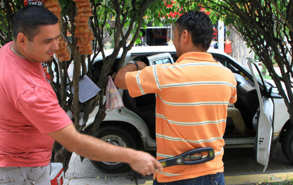Bajan asaltos en puntos de taxis por detectores de metal