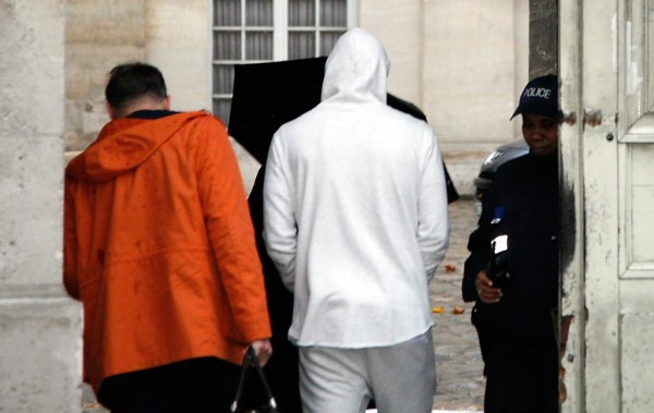 Benzema pasa la noche en prisión hasta que se reanude su declaración