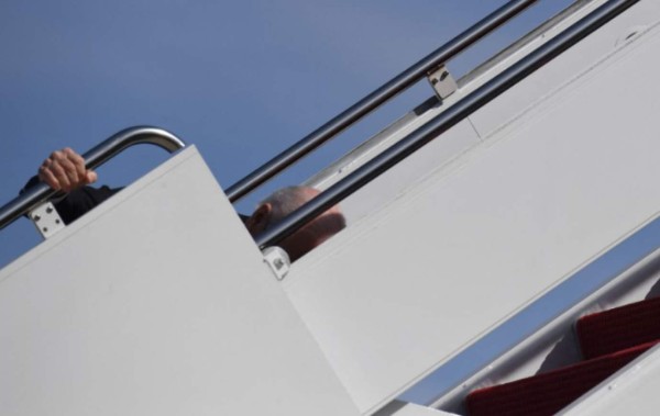 Biden tropieza y cae en las escaleras del Air Force One