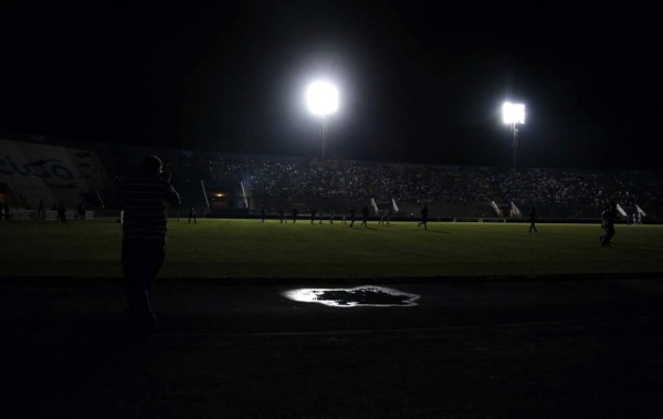 Dos torres del estadio Nacional se quedan sin luz en pleno partido