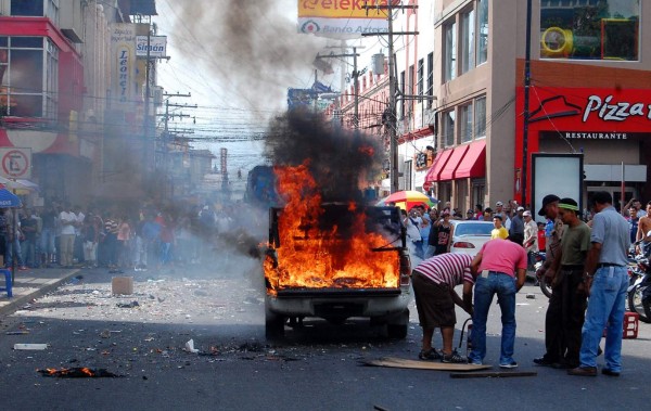 Turba de vendedores quema patrulla de la Policía Municipal
