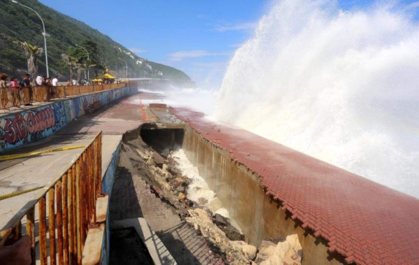 Dos muertos tras derrumbarse un carril bici de Río de Janeiro