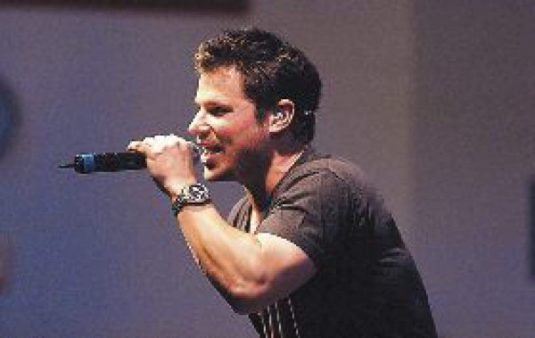 Nick Lachey es acusado de golpear a un fan