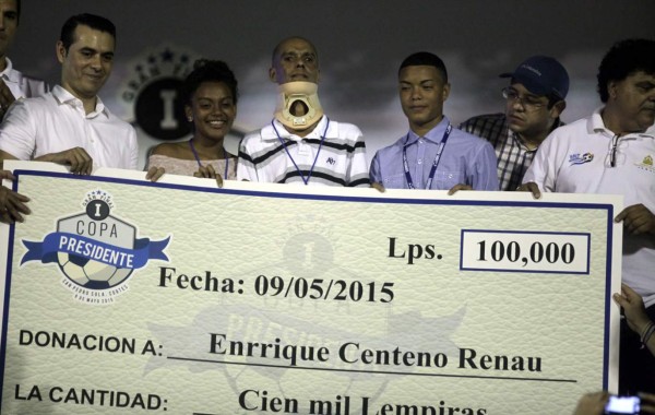 Quique Reneau recibe donativo por parte de la Copa Presidente