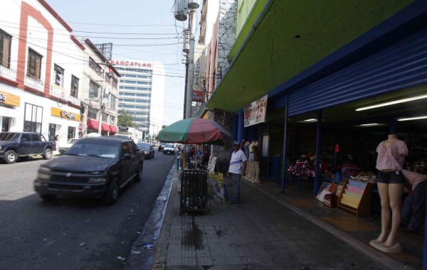 Ventas bajas en feriadón preocupan a vendedores