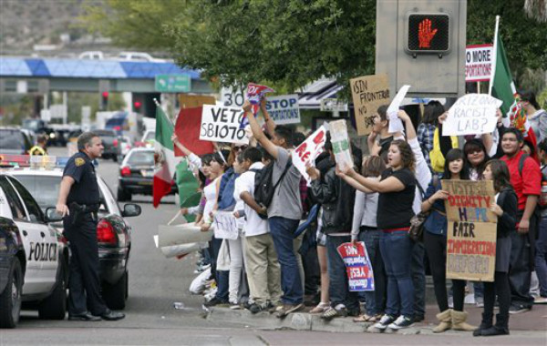 Gobernadora promulga ley antiinmigrante en Arizona