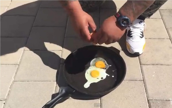 El momento cuando la fuerte temperatura que se siente en el suelo, permite que se puedan freír dos huevos. Foto YouTube.