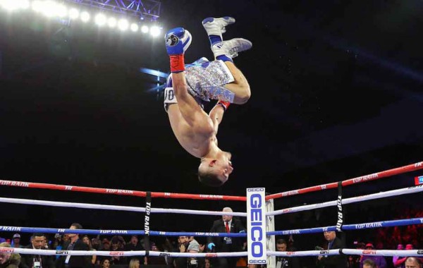 ¡Imparable! Hondureño Teófimo López noqueó al mexicano Diego Magdaleno