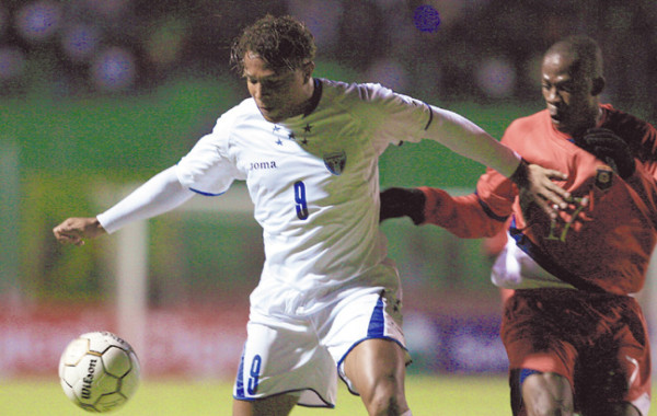 Honduras sale bien librado en el debut