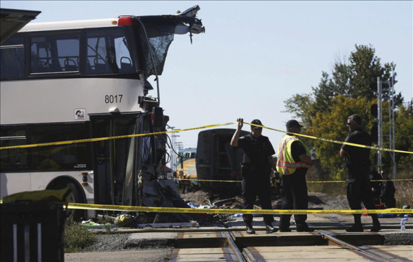 Sube a 6 el número de muertos tras choque de bus y tren en Canadá