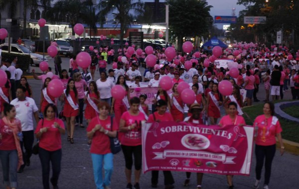 Participación masiva en marcha contra el cáncer de mama