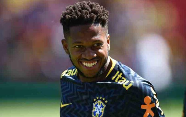 Manchester United anuncia fichaje de mediocampista brasileño