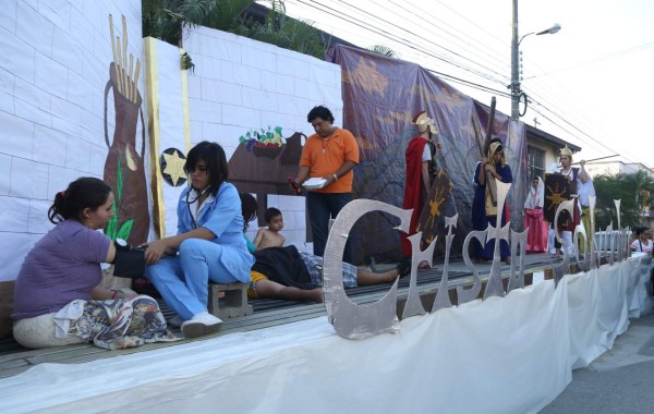 Oran por la dura realidad del país en el viacrucis sampedrano