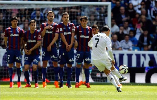 Cristiano Ronaldo volvió a marcar de falta un año después