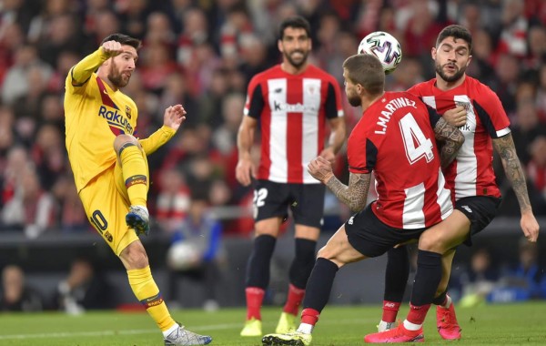 Iñigo Martínez, del Athletic de Bilbao, bloquea un disparo de Lionel Messi. Foto AFP