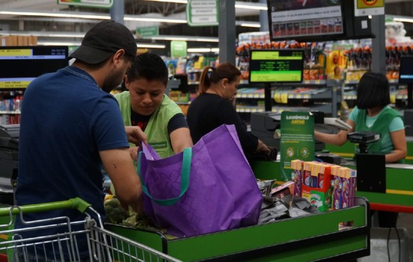Comercios dan el primer paso para reducir uso de plástico