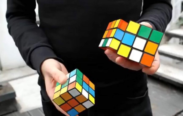 Resuelve tres cubos de Rubik en 20 segundos mientras hace malabares