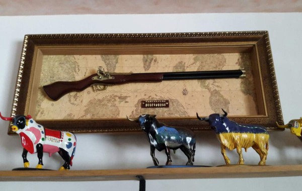 Hallan colección de réplicas de armas clásicas