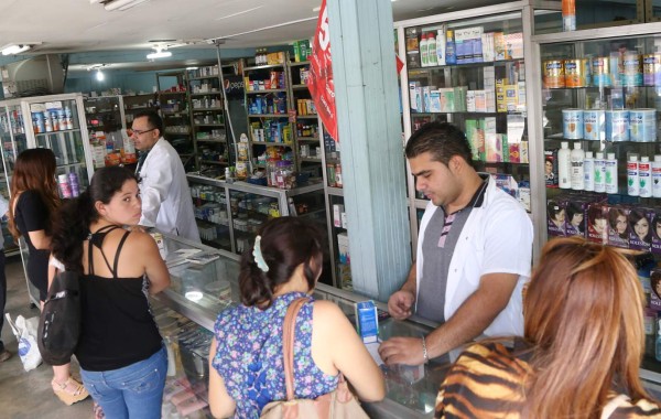 Farmacias familiares, negocio que lucha por no desaparecer