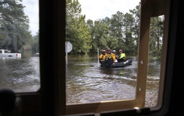 Video: Rescatan a familia hispana atrapada por inundaciones en Carolina del Norte