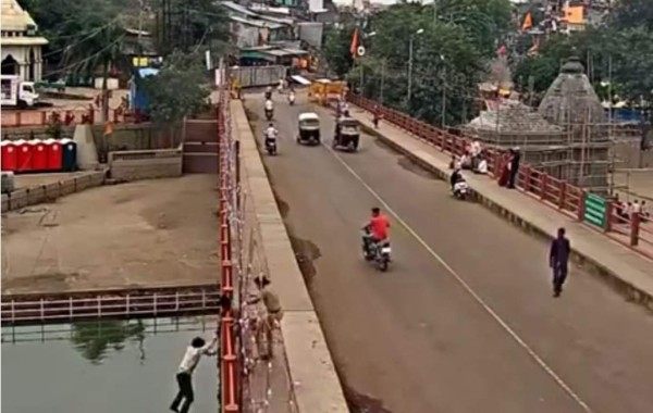 Policía saltó sobre un río para salvar una vida