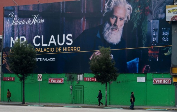 Un sexy 'Mr. Claus' enciende la Navidad en México