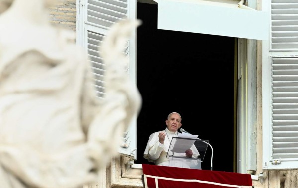 Papa Francisco consternado por hallazgo de niños indígenas muertos en Canadá