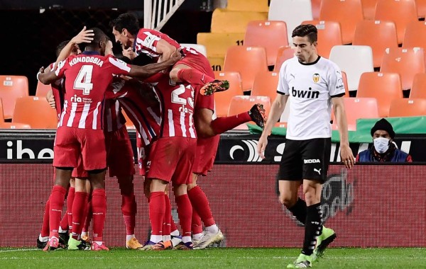 El Atlético ganó en Valencia y se afianza como segundo de la Liga Española
