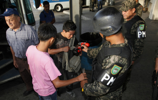 Con operativos en zonas calientes y terminales inicia la Policía Militar