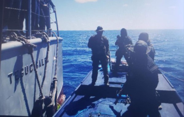 Fuerzas Armadas asegura embarcación con supuesta droga