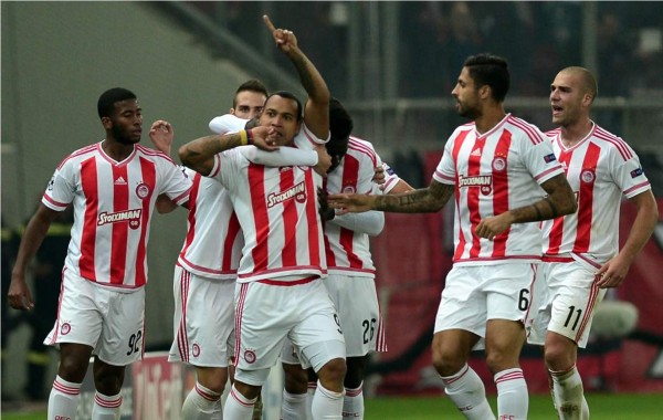 Olympiakos gana en el final y se acerca a octavos